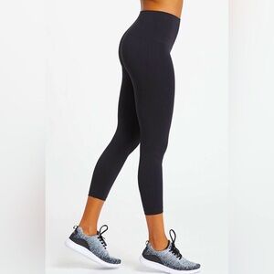 SPANX Look At Me Now Seamless Cropped Leggings Size XS Black